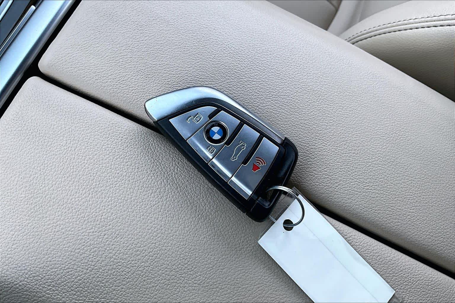 Used 2021 Arctic Gray Metallic BMW xDrive40i image 14