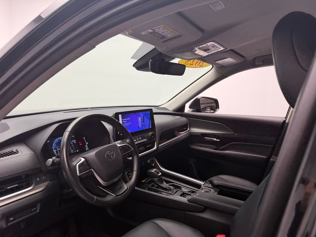 Used 2025  Toyota XLE image 20