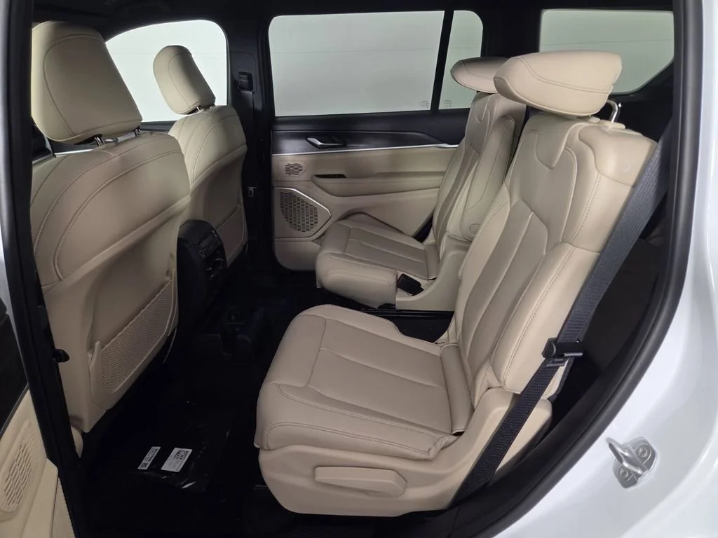 New 2026 Bright White Clear-Coat Exterior Paint Jeep Limited image 16