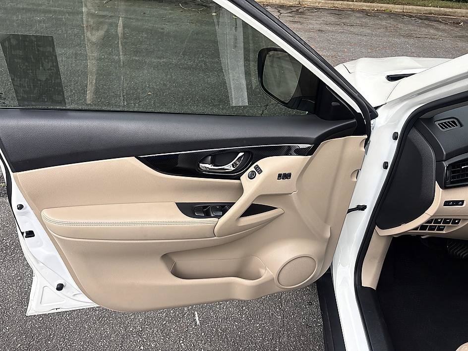 Used 2020 Pearl White Tricoat Nissan SL image 9