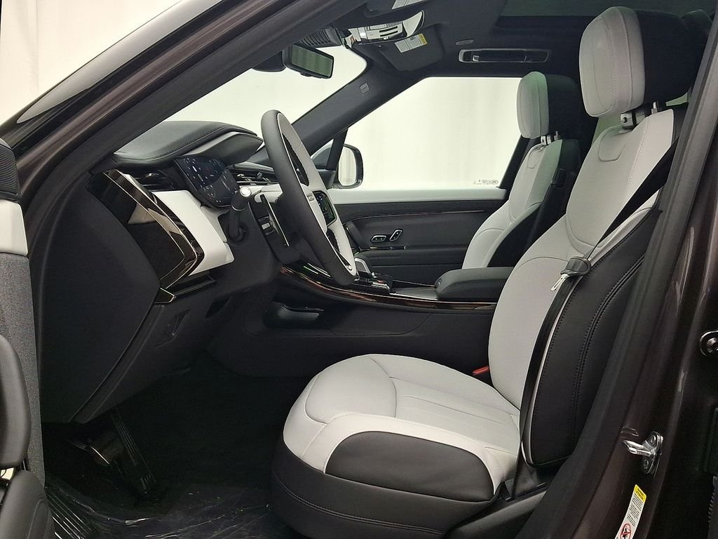 New 2026 Charente Grey Land Rover Dynamic SE image 10