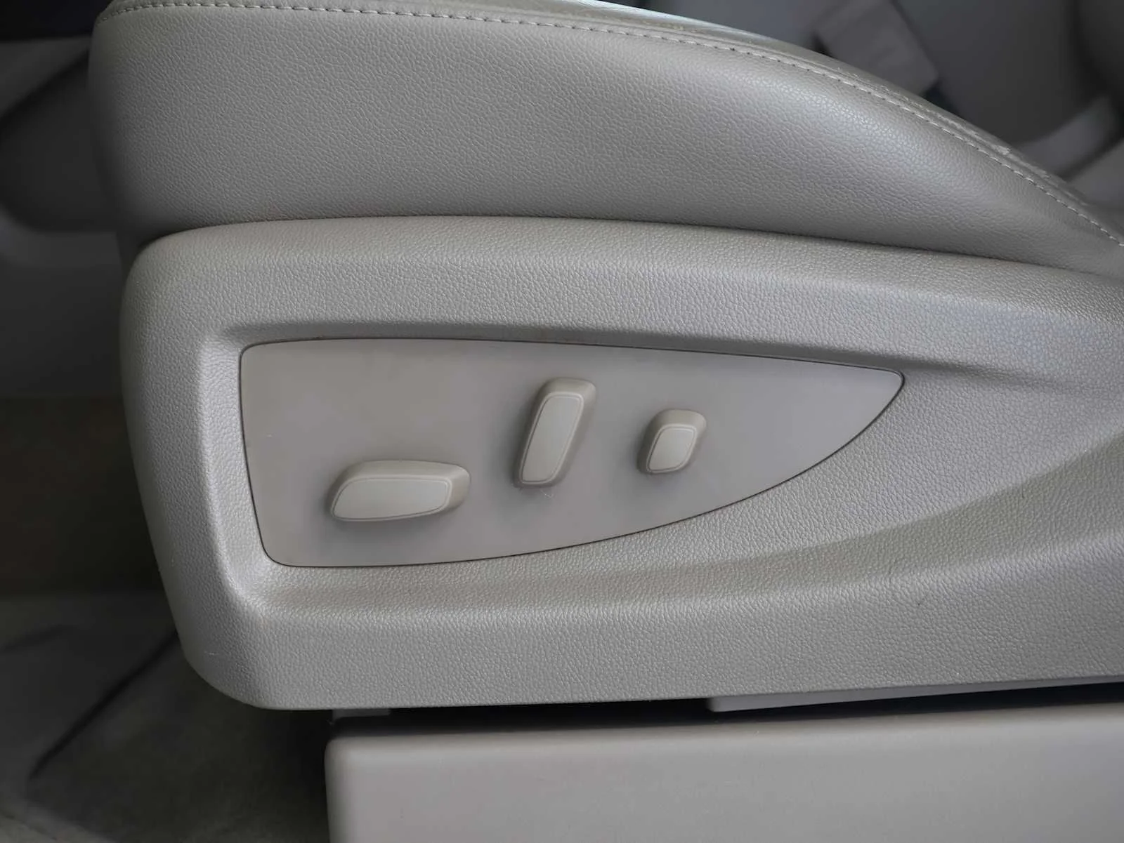 Used 2018 Summit White Chevrolet Premier image 13