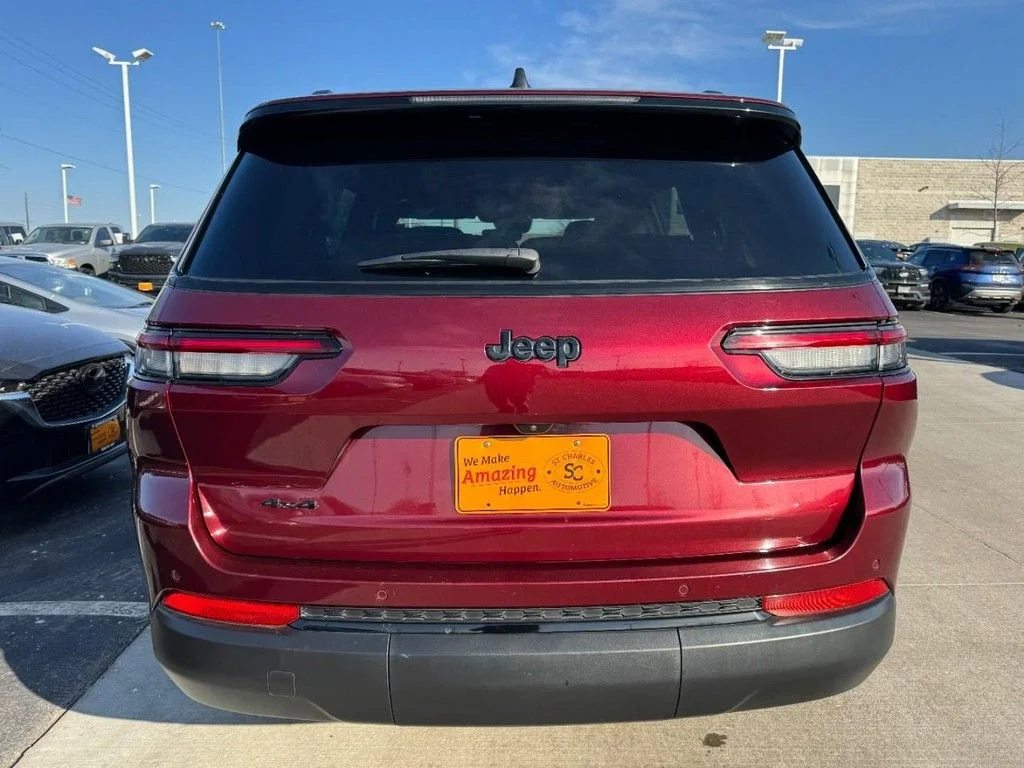 Used 2023 Red Jeep Altitude image 4