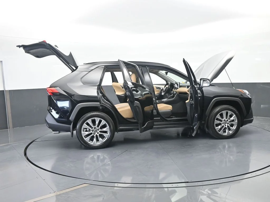 Used 2025 Midnight Black Metallic Toyota XLE Premium image 75
