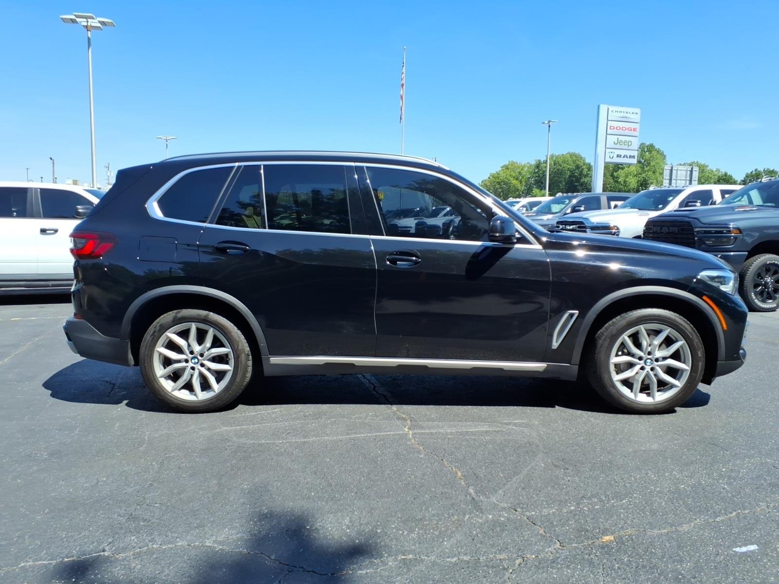 Used 2022 Black BMW xDrive40i image 25
