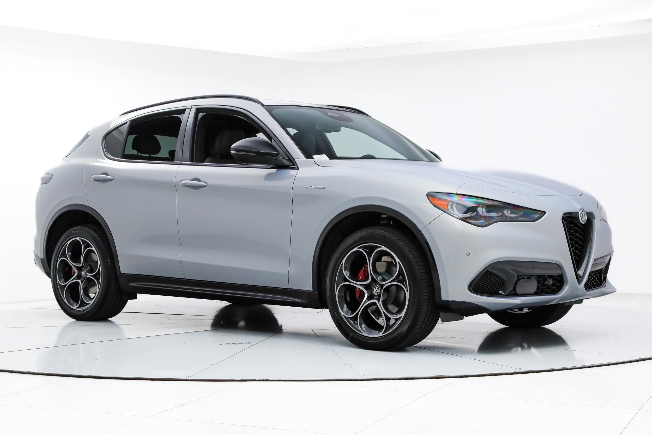 New 2026 Moonlight Gray Metallic Exterior Paint Alfa Romeo  image 7