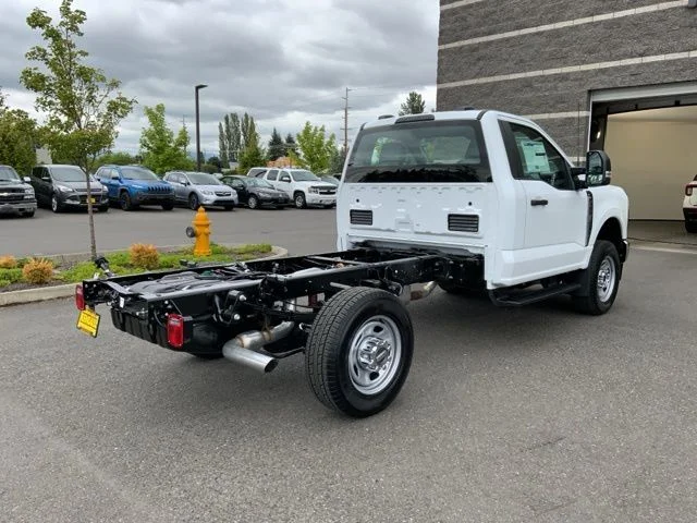 2025 Ford F-350 Super Duty Chassis Cab XLT - Photo 4