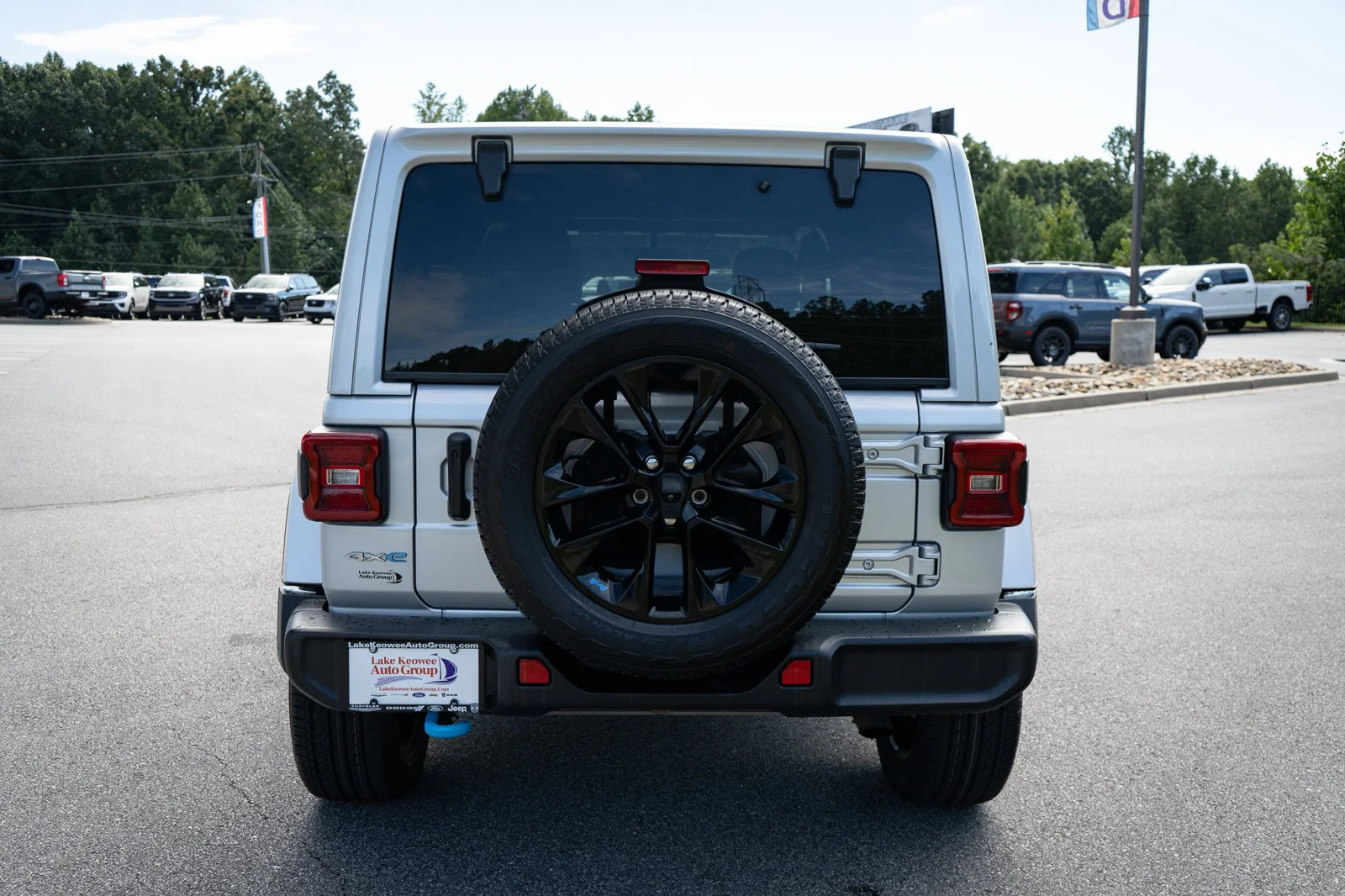 Used 2023 Silver Jeep Sahara 4xe image 8