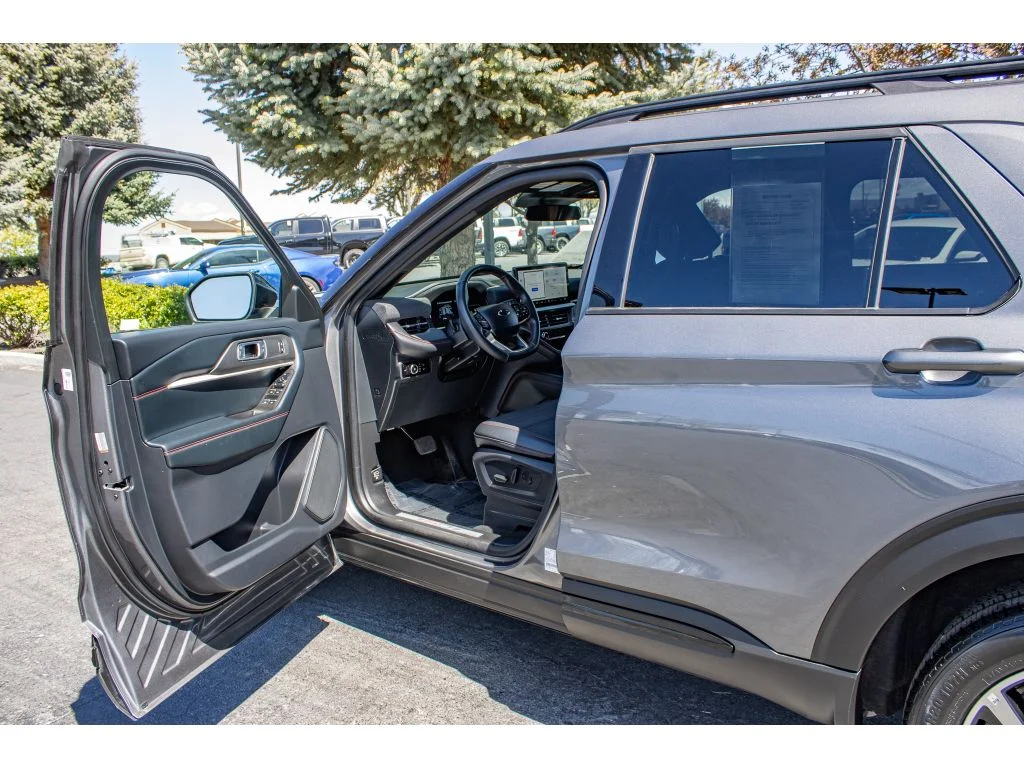 Used 2025 Carbonized Gray Metallic Ford ST-Line image 28
