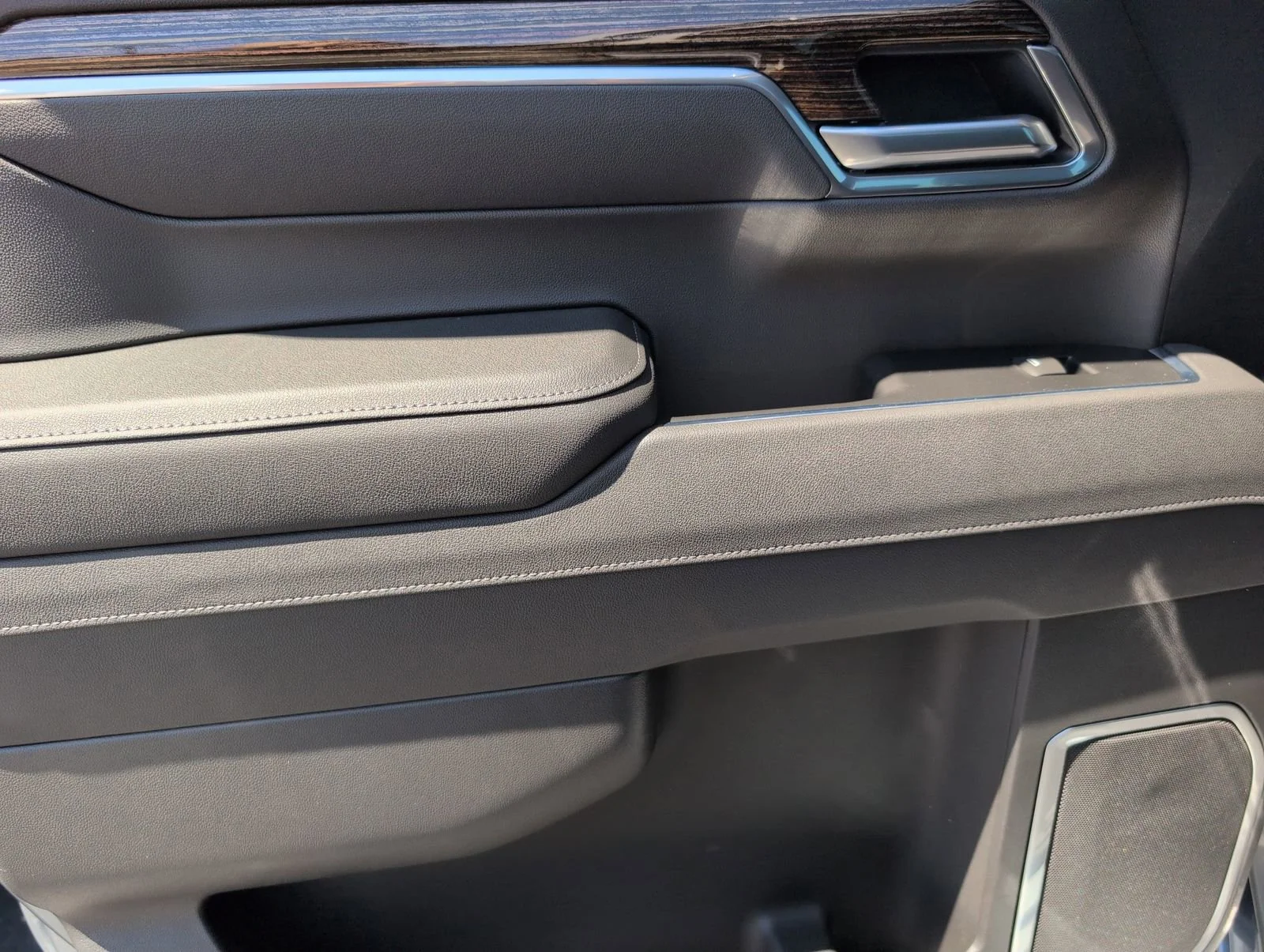 New 2026 Sterling Metallic GMC Elevation image 32
