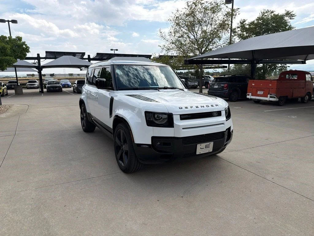 Used 2025 Fuji White Land Rover X-Dynamic SE image 7