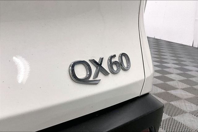 Used 2024 Majestic White INFINITI LUXE image 9