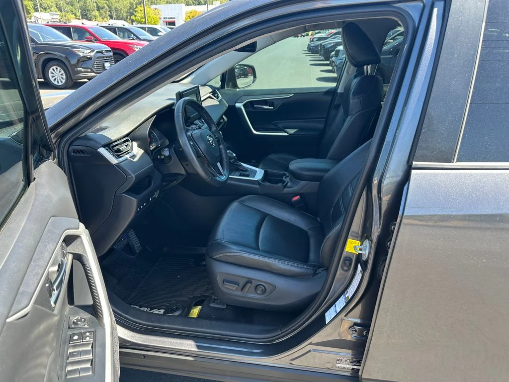 Used 2019 Gray Toyota XLE Premium image 13