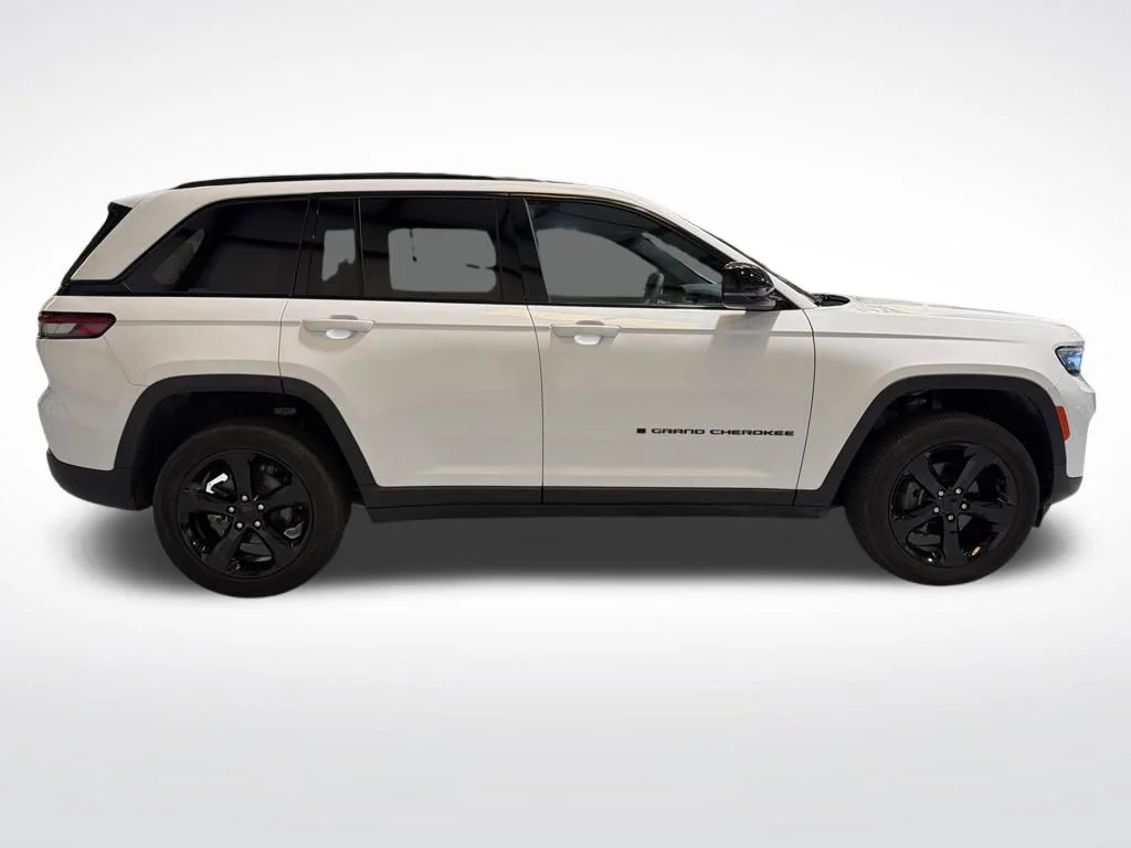 Used 2023 White Jeep Altitude X image 5
