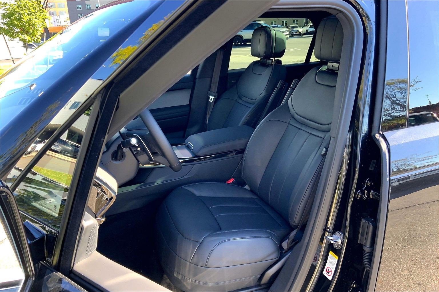 New 2027 Santorini Black Land Rover  SE P360 image 9