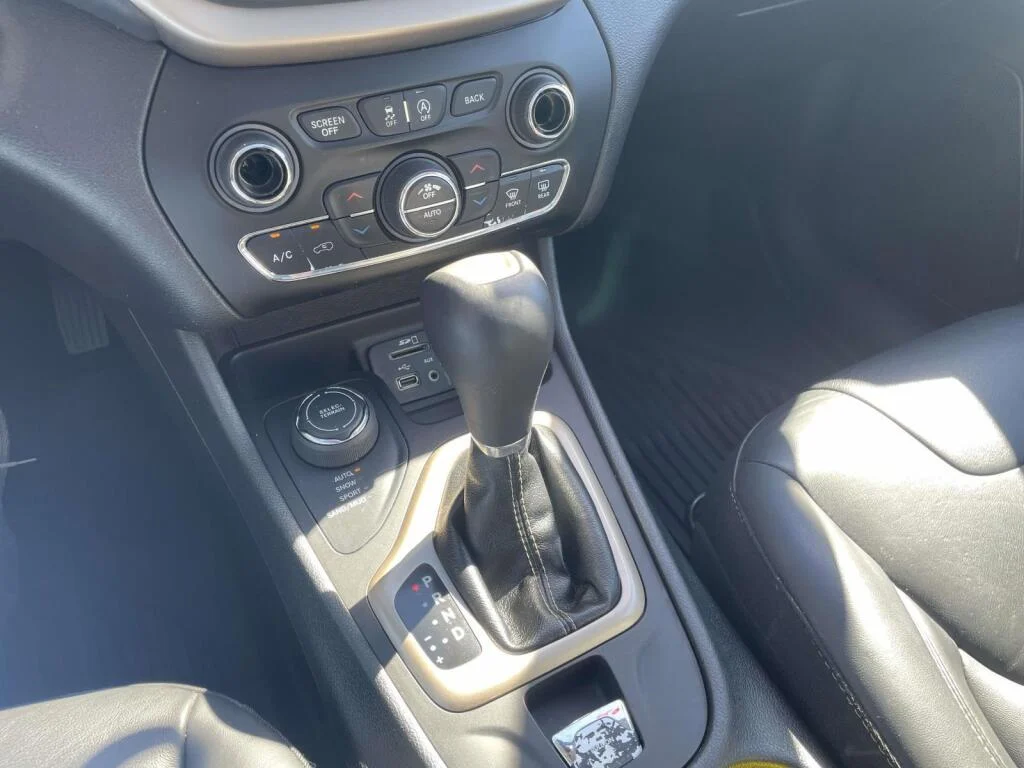 Used 2018 Billet Silver Metallic Clearcoat Jeep Limited image 29