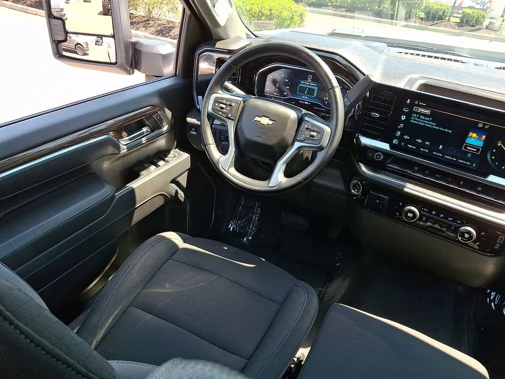 Used 2025 Summit White Chevrolet LT image 15