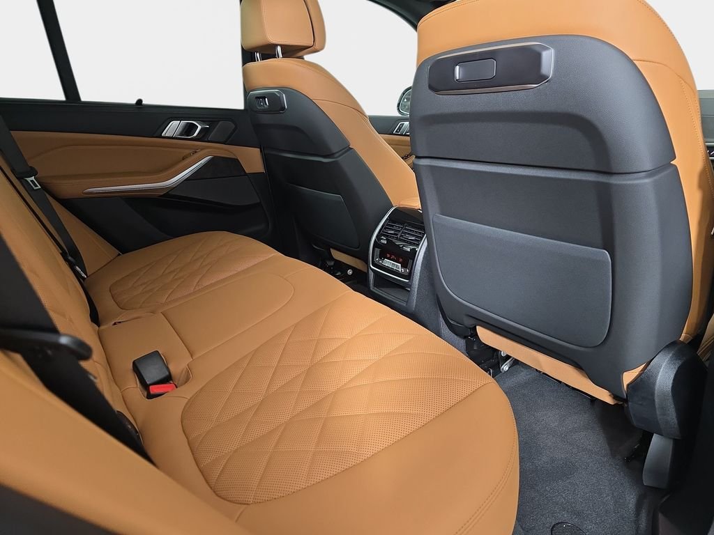 New 2026 Mineral White Metallic BMW xDrive40i image 10