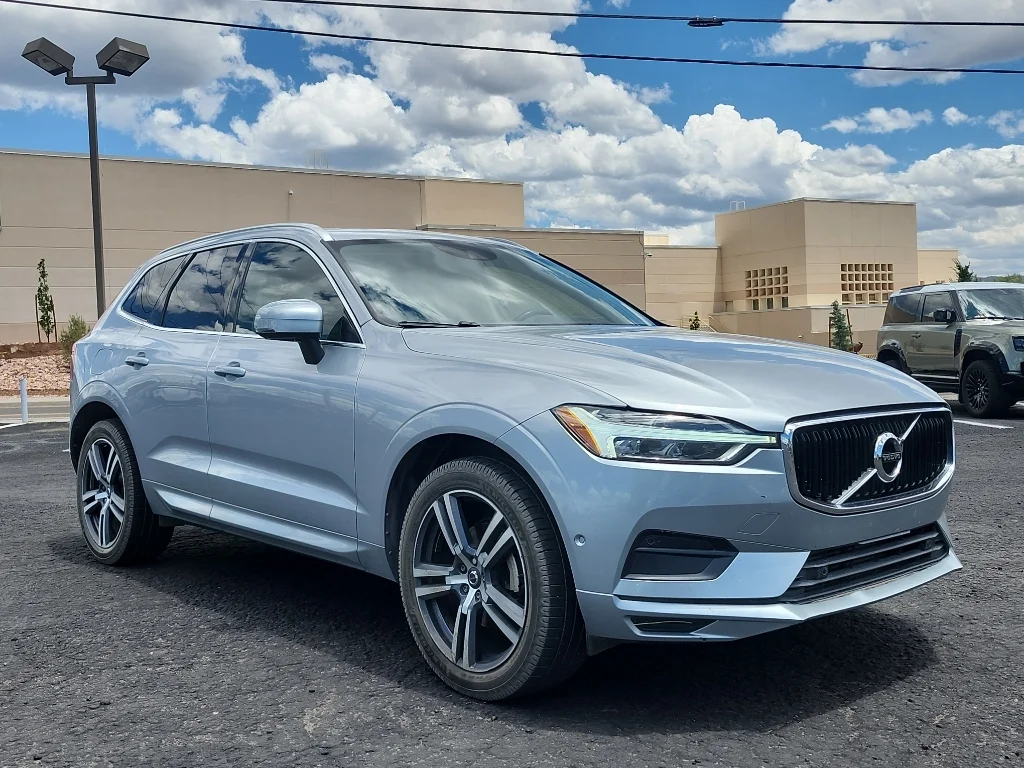 Used 2018 Electric Silver Metallic Volvo Momentum image 3