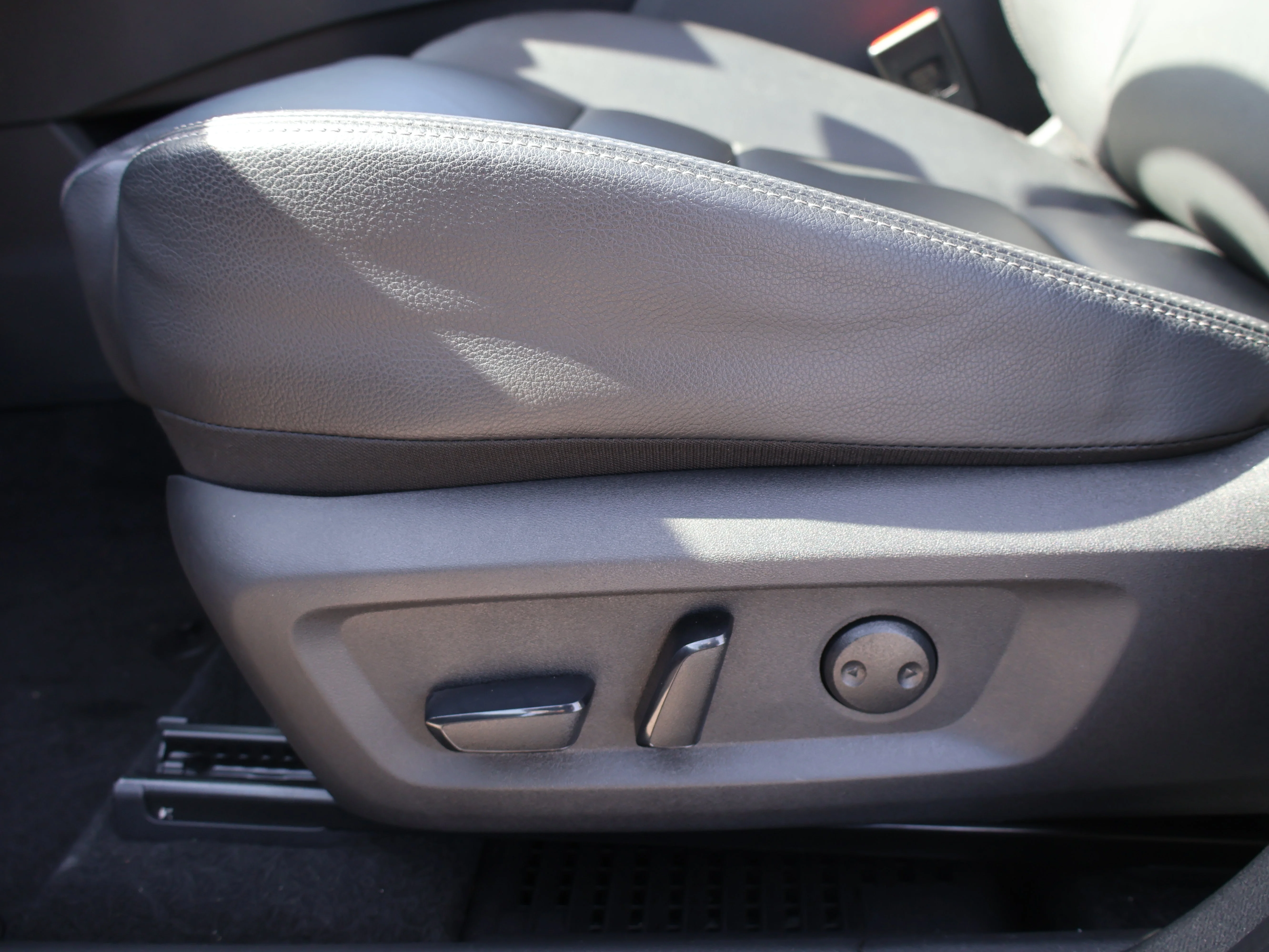 Used 2025 Gun Metallic Nissan SL image 37