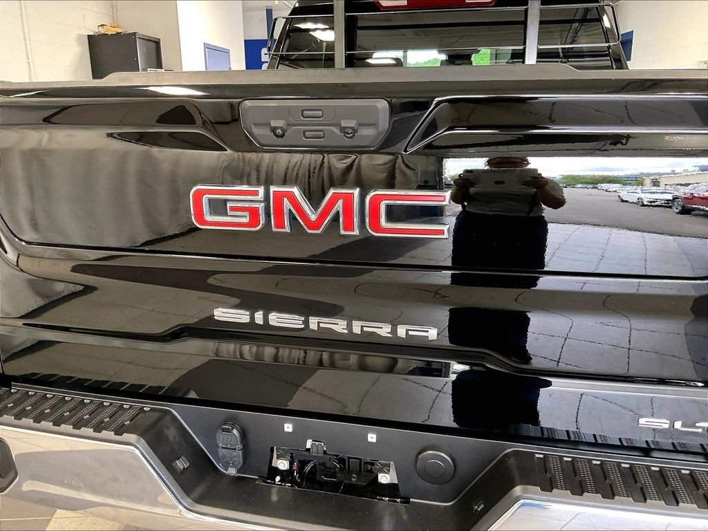 Used 2025 Onyx Black GMC SLT image 28