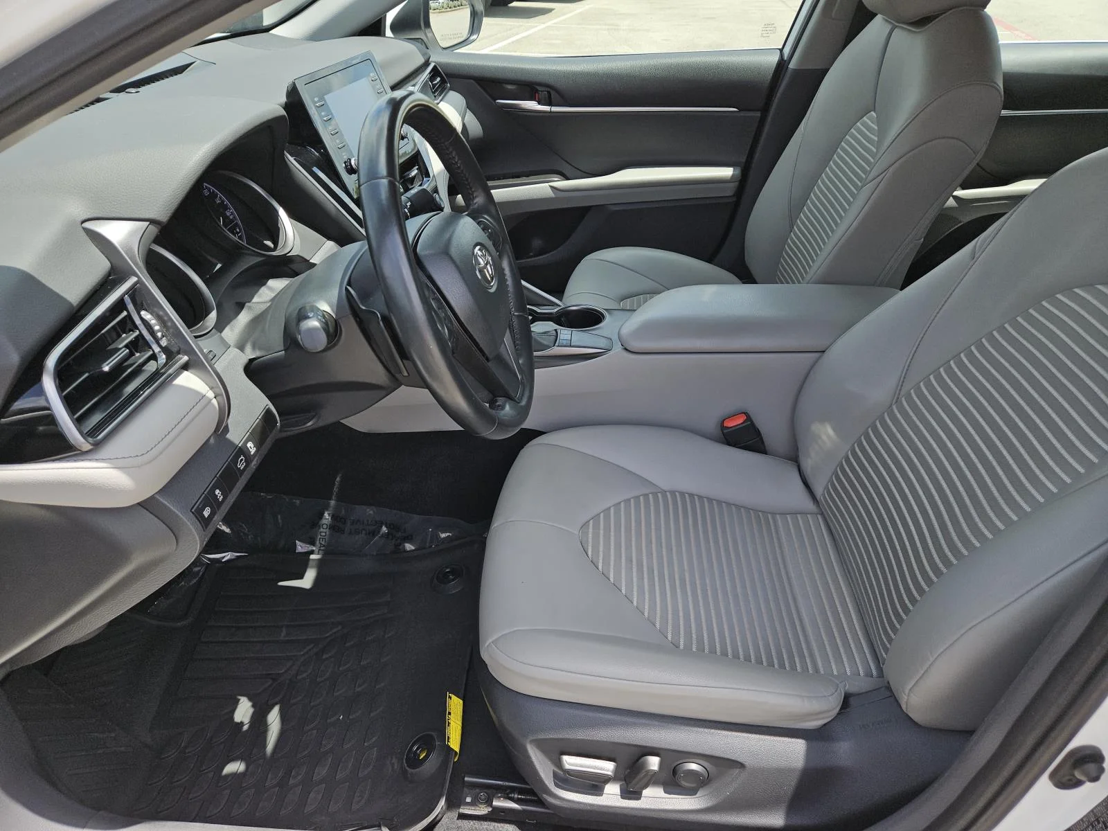 Used 2023 White Toyota SE Auto (Natl) image 24