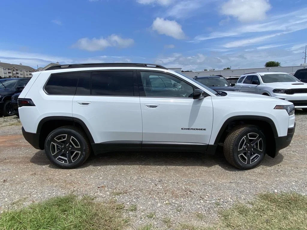 New 2026 Bright White Clear-Coat Exterior Paint Jeep Limited image 35