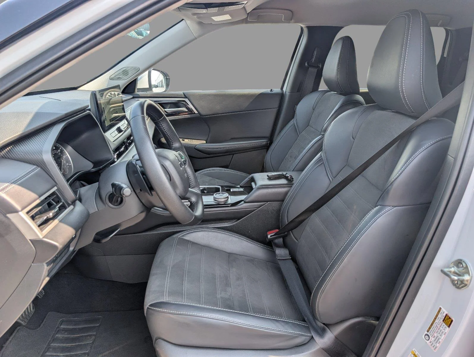 Used 2025 White Diamond Mitsubishi SE image 17