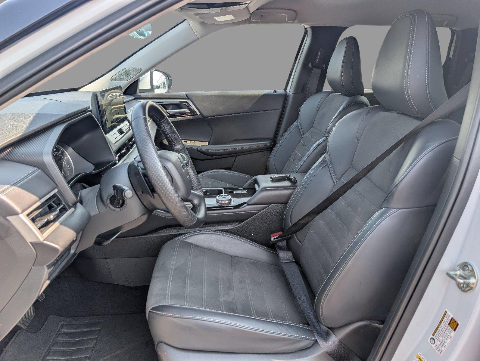 Used 2025 White Diamond Mitsubishi SE image 17