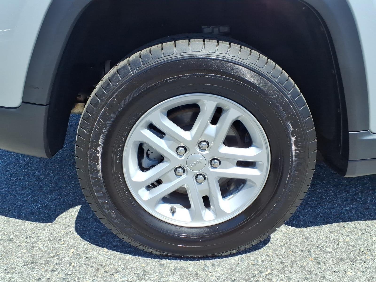 Used 2023 Silver Jeep Laredo 4x4 image 23