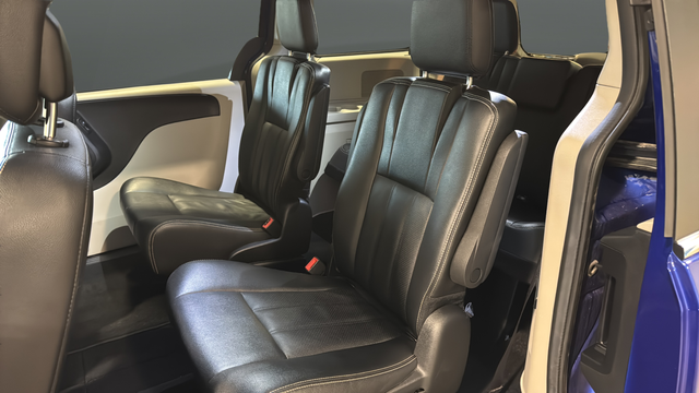 Used 2019 Indigo Blue Clearcoat Dodge  image 23