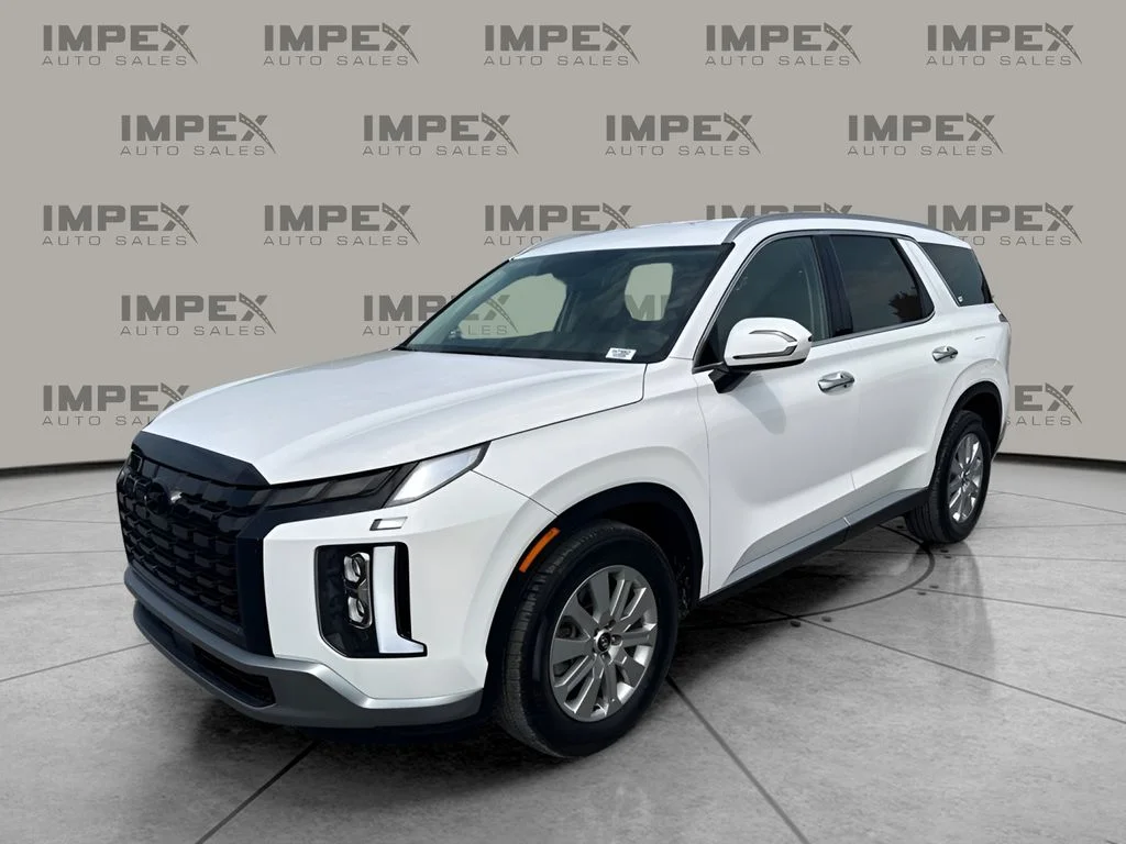 Used 2025 White Hyundai SEL image 1