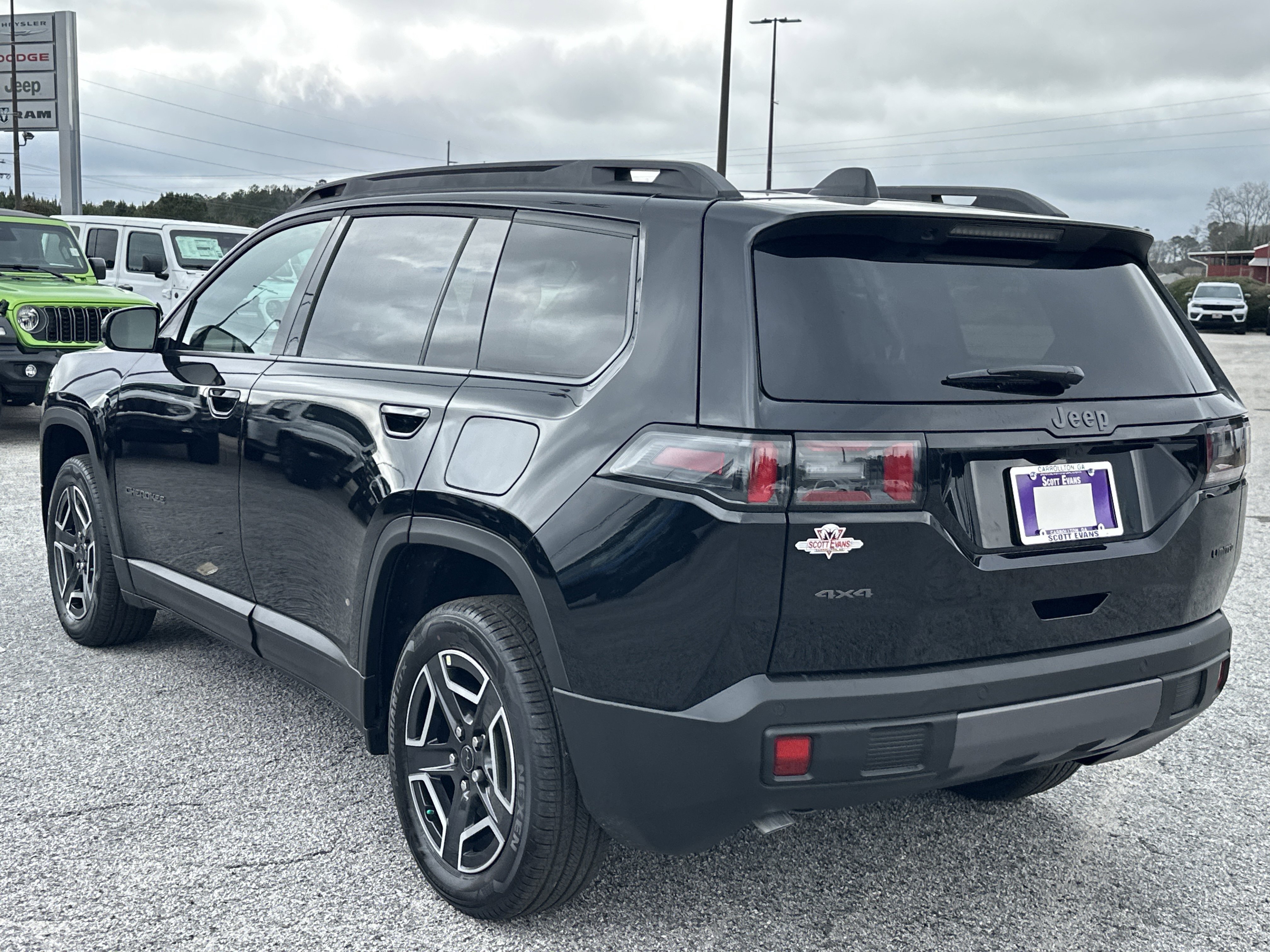 New 2026 Diamond Black Crystal Pearl-Coat Exterior Paint Jeep Limited image 6