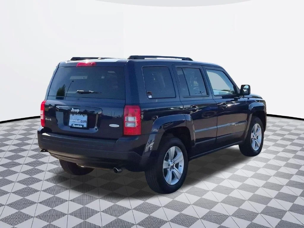 Used 2012 True Blue Pearlcoat Jeep Latitude image 6