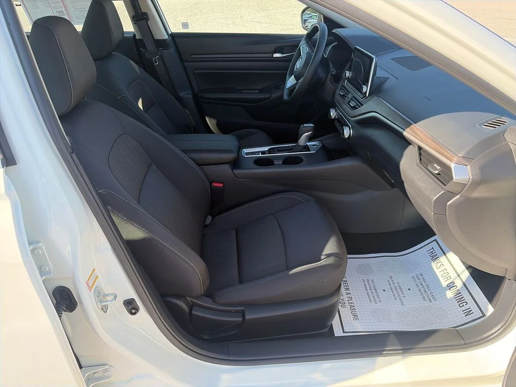 Used 2025 White Nissan 2.5 SV image 40