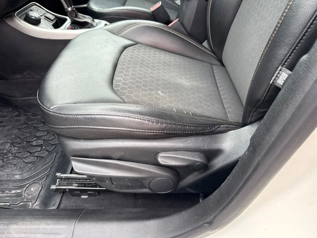 Used 2019 White Clearcoat Jeep Latitude image 18