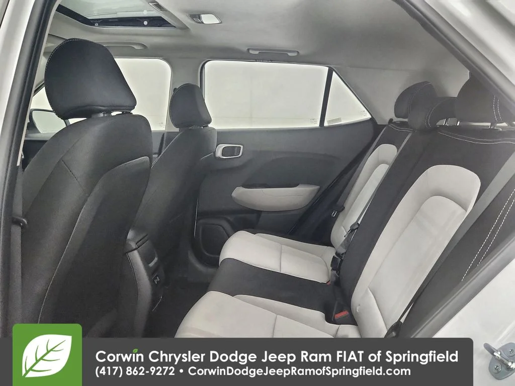 Used 2025 White Hyundai SEL image 29