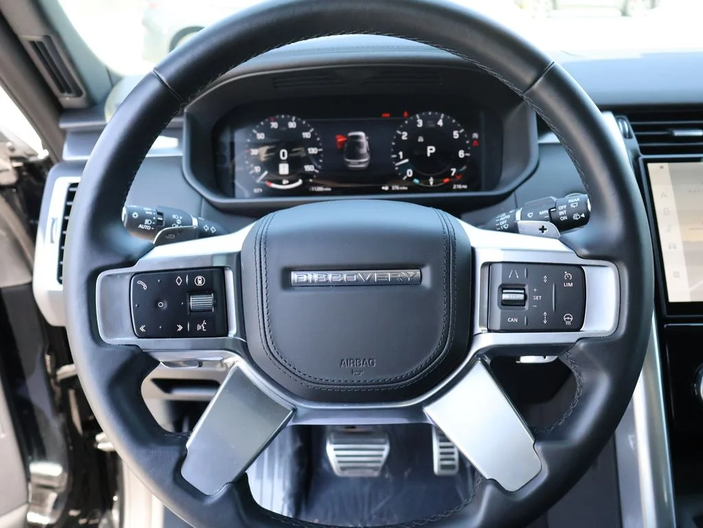 Used 2025 Santorini Black Metallic Land Rover Metropolitan Edition image 30