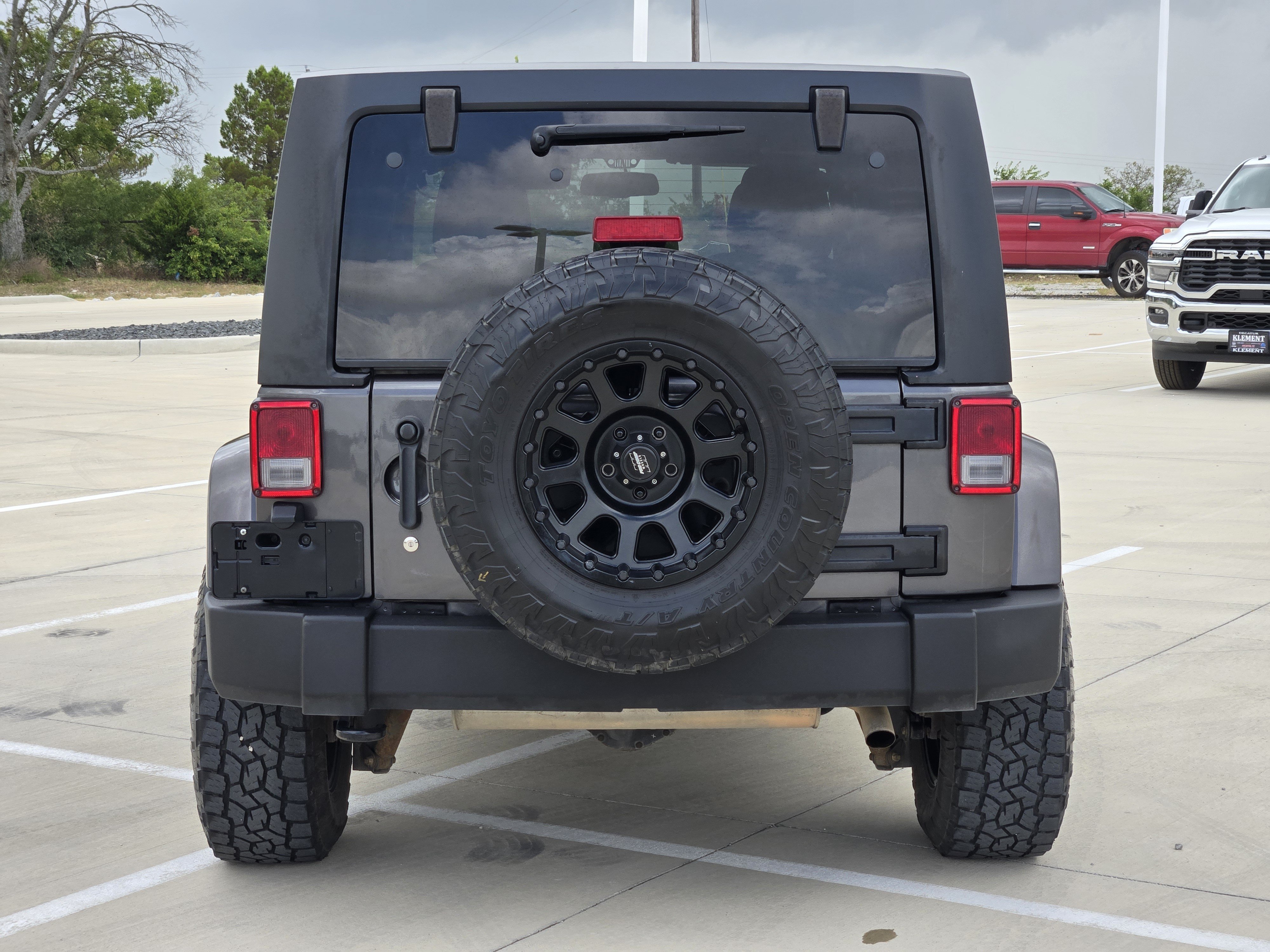 Used 2017 Granite Crystal Metallic Clearcoat Jeep Sahara image 7