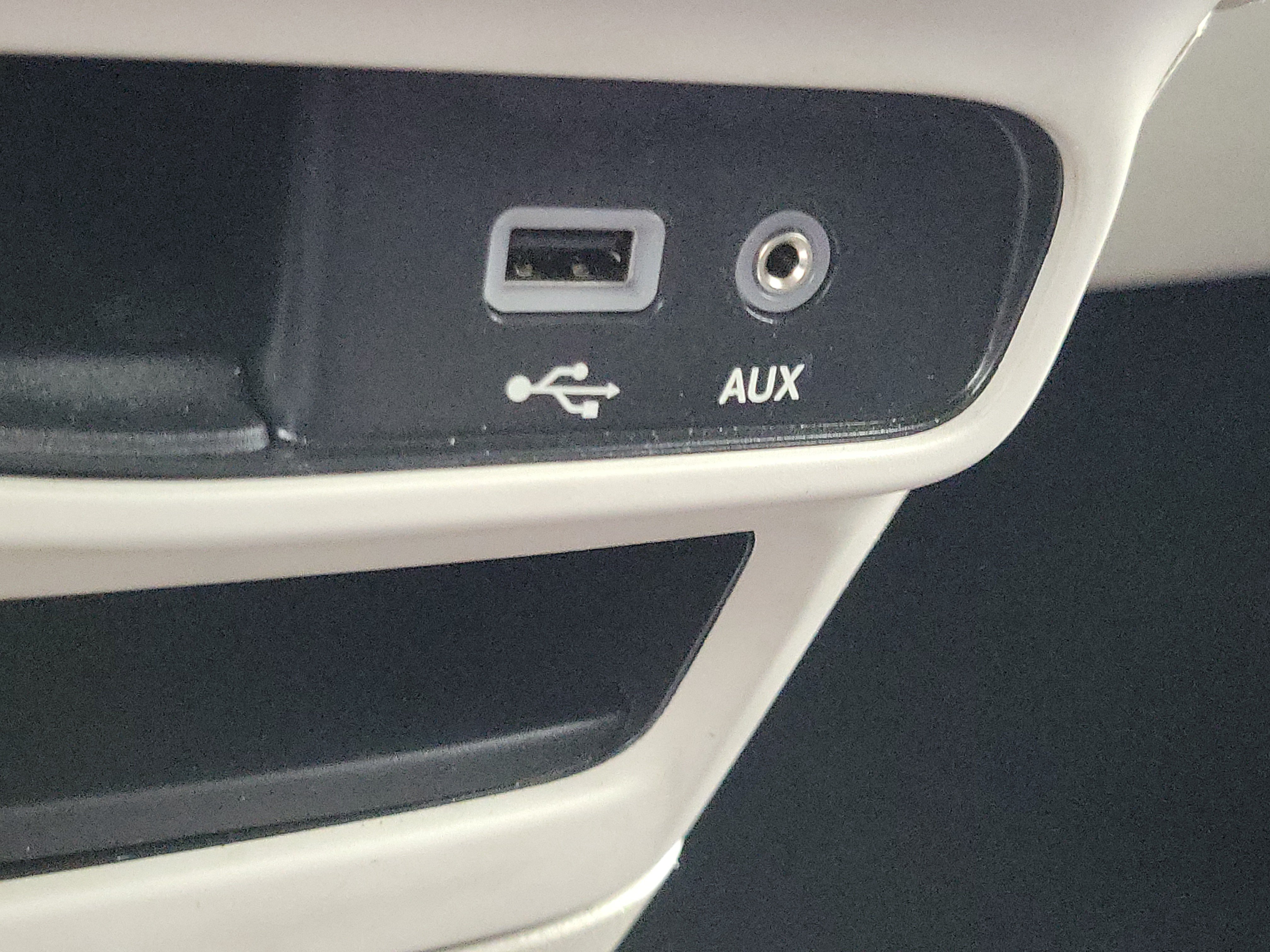 Used 2019 Bright White Clearcoat Chrysler Touring L image 30