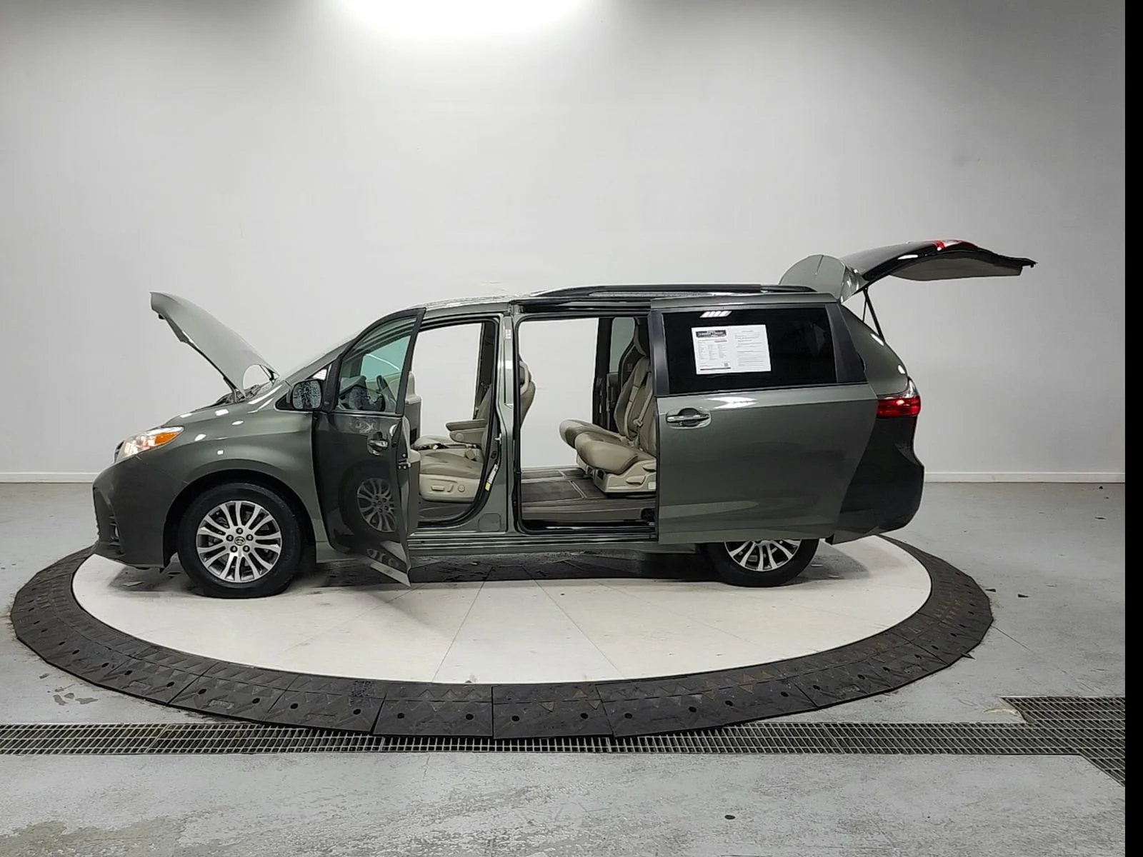 Used 2020 Green Toyota XLE Premium image 13