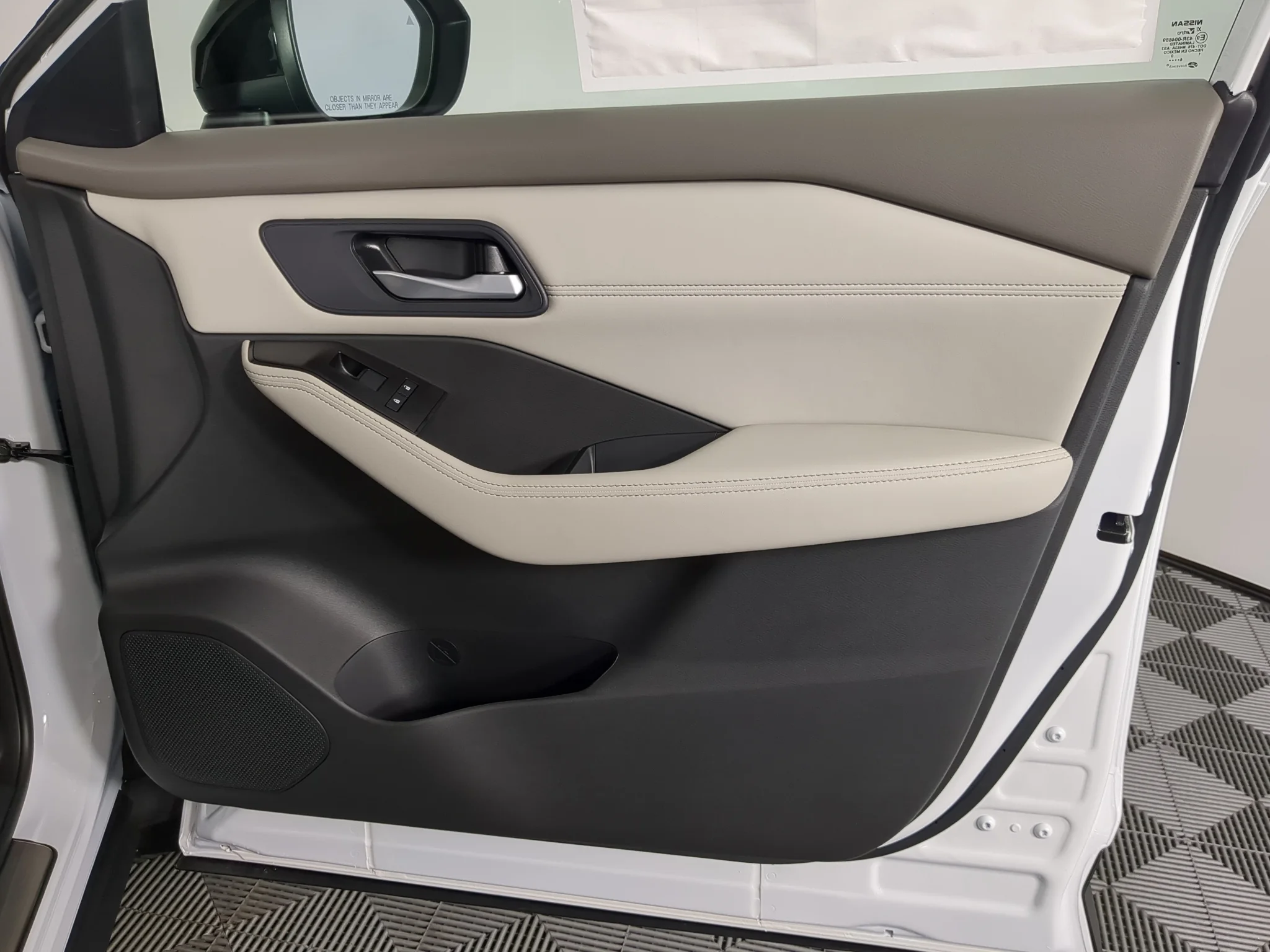New 2027 Everest White Pearl Tricoat Nissan SV image 21