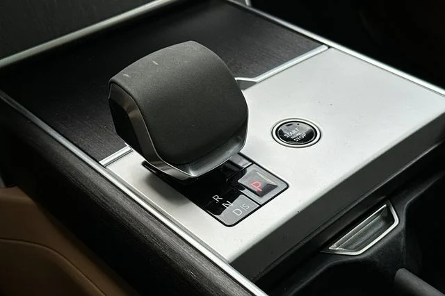 Used 2024 White Land Rover SE image 21