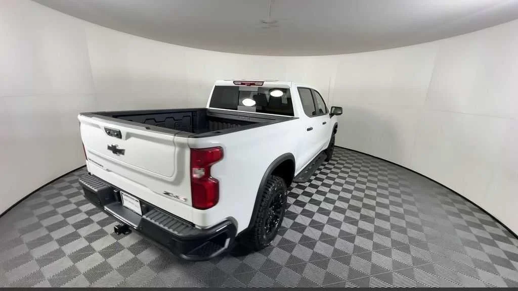 New 2026 Summit White Chevrolet ZR2 image 15