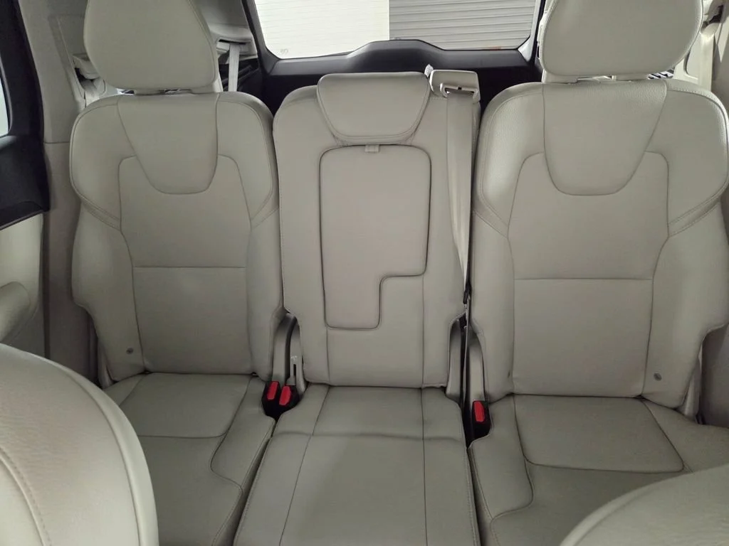 Used 2020 Crystal White Volvo Momentum image 23