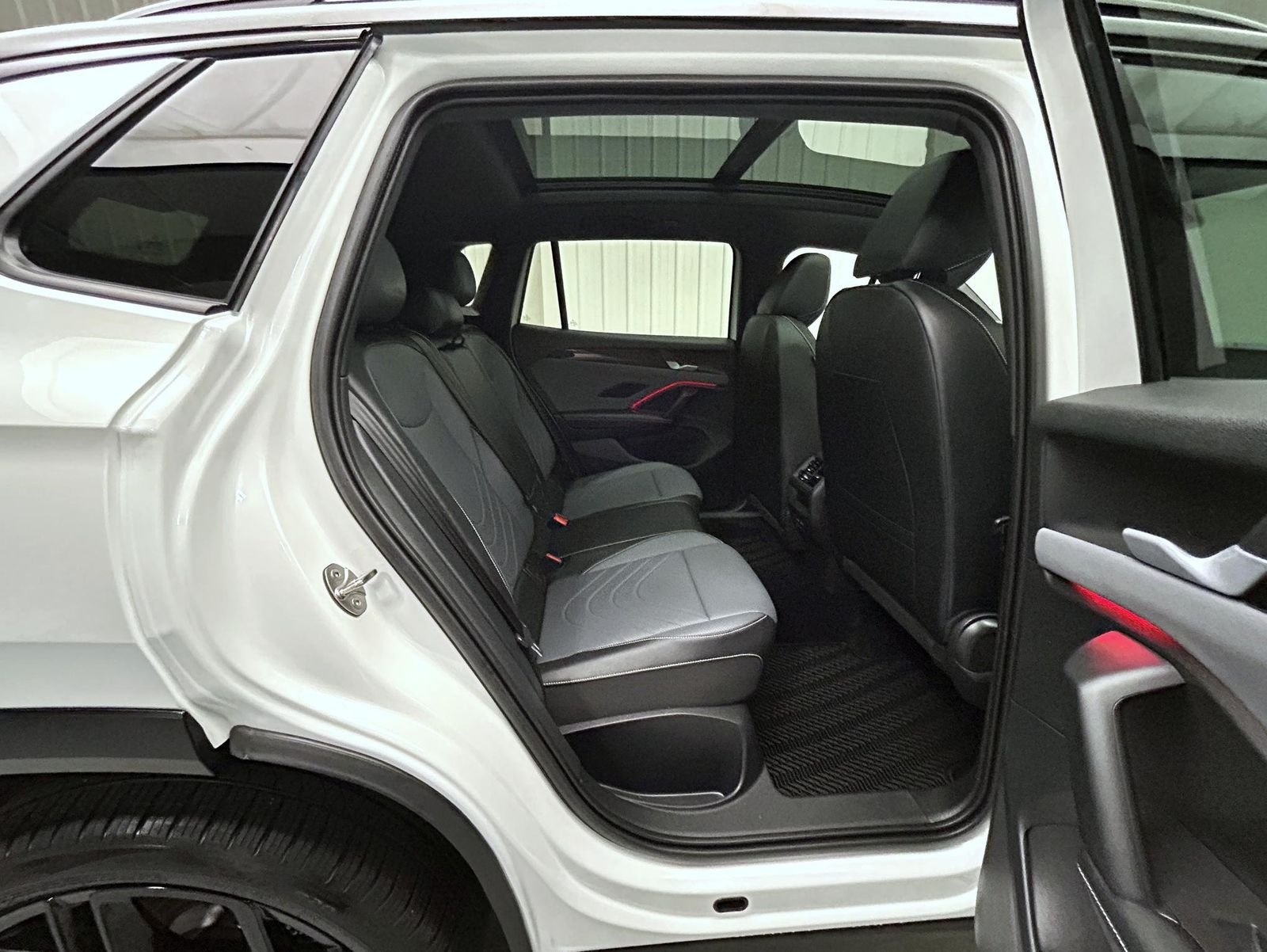 Used 2025 White Volkswagen 2.0T SE R-Line Black image 18