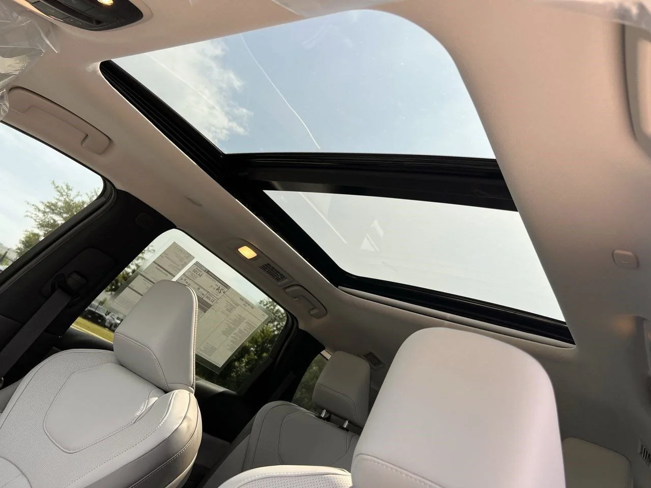New 2027 RADIANT WHITE INFINITI Luxe FWD image 18