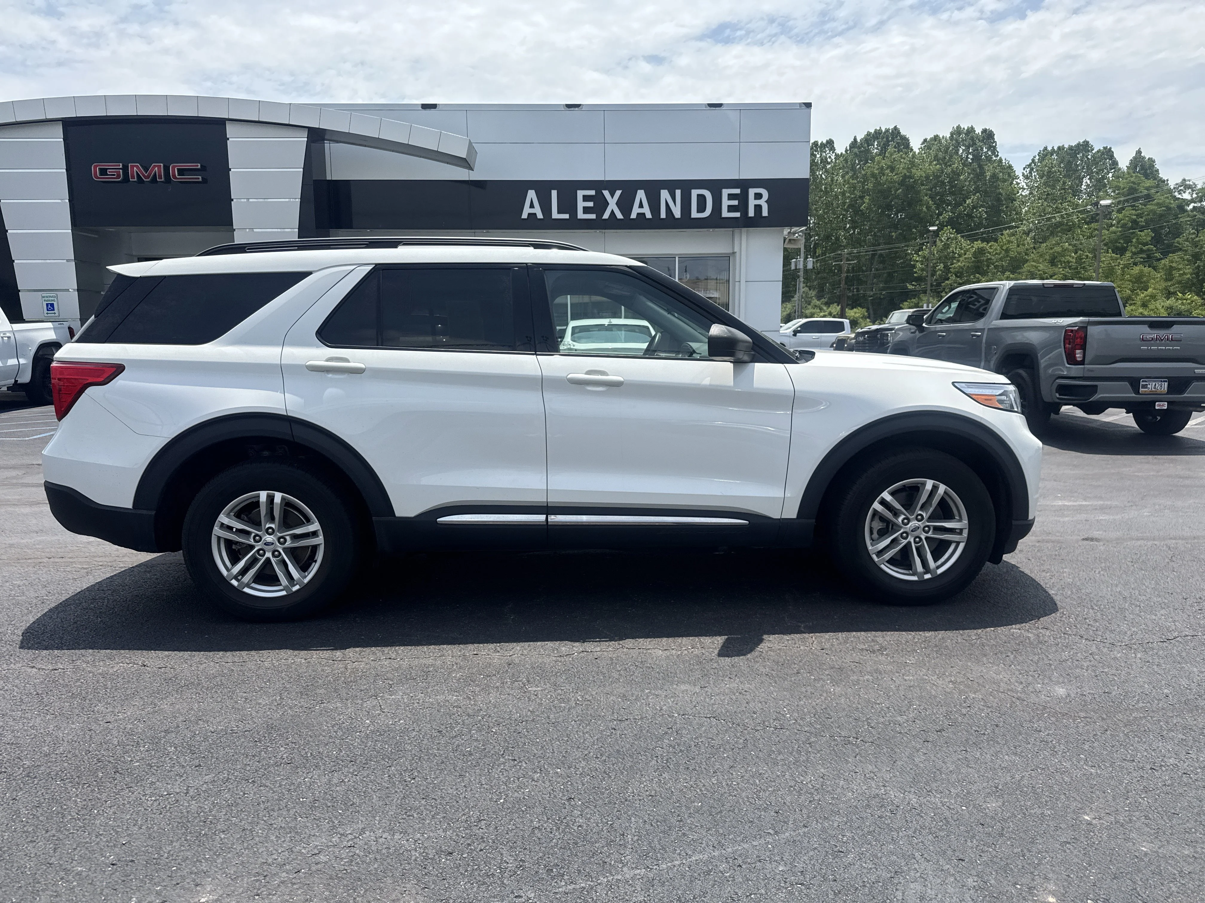 Used 2023 Star White Metallic Tri-Coat Ford XLT image 2