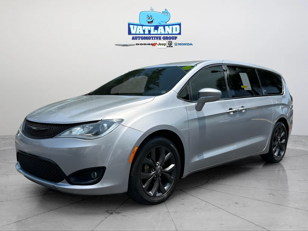 2018 Chrysler Pacifica Touring Plus's photo