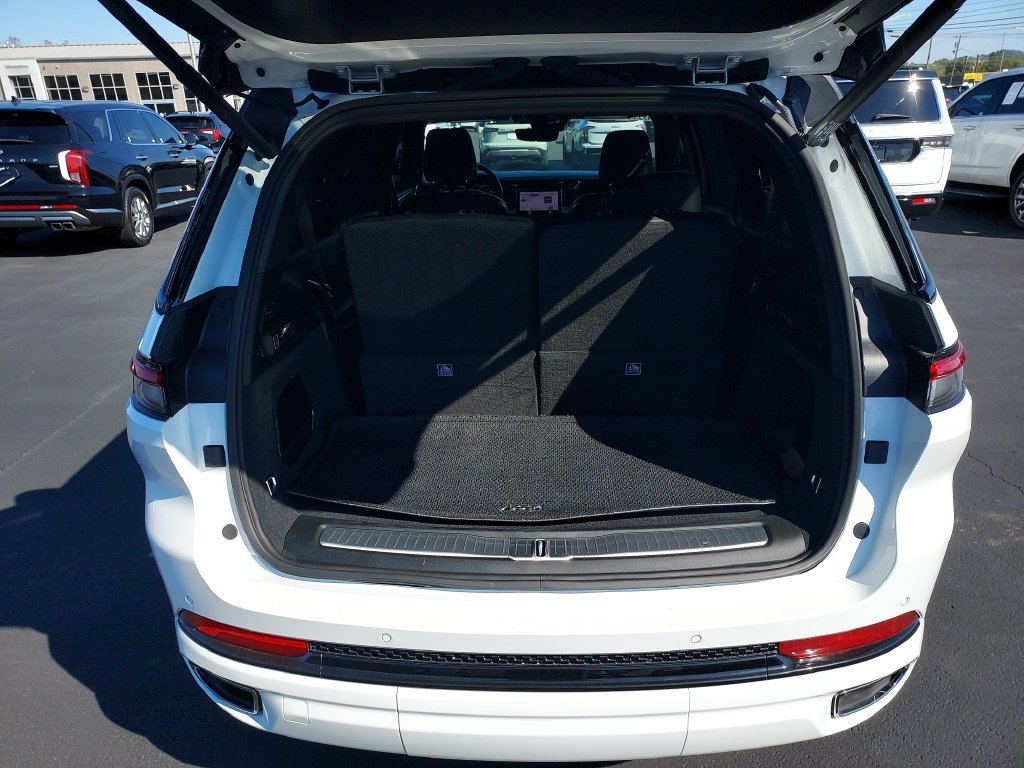 Used 2025 White Jeep Summit image 9